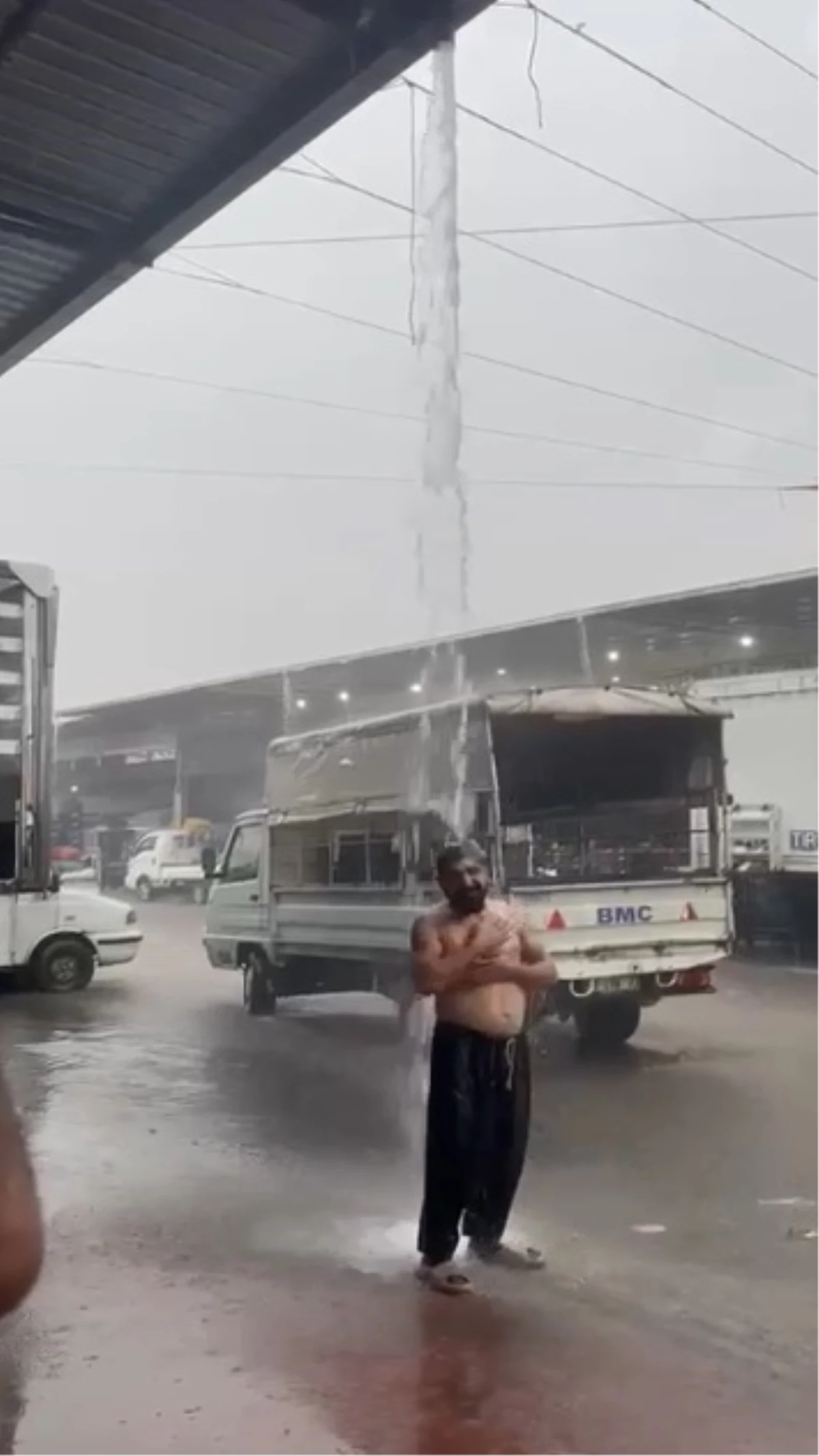 Adana’da Sabah Sağanak Yağış: Cadde ve Sokaklar Su İle Doldu